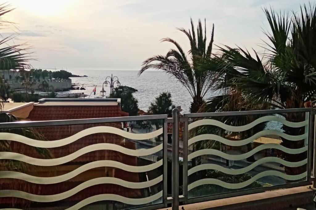 Ferienwohnung Casa Flora A Due Passi Dal Mare Giovinazzo Exterior foto